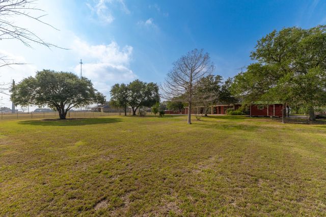 803 S Converse ST, Flatonia, TX 78941