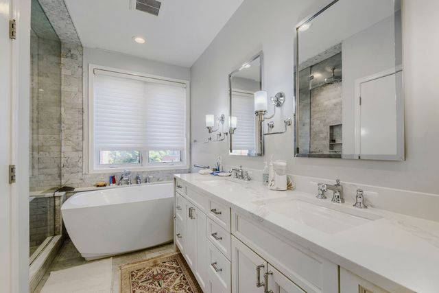 481 N Clinton Street, Chicago, IL 60654