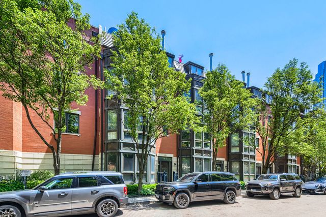 481 N Clinton Street, Chicago, IL 60654