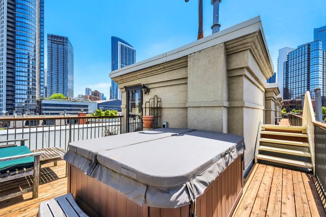 481 N Clinton Street, Chicago, IL 60654