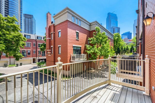 481 N Clinton Street, Chicago, IL 60654