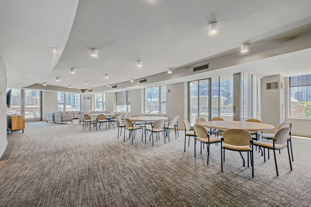 481 N Clinton Street, Chicago, IL 60654