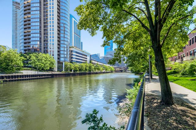 481 N Clinton Street, Chicago, IL 60654