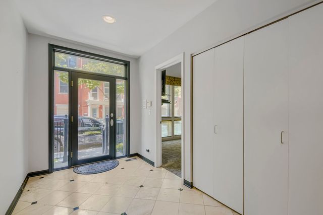 481 N Clinton Street, Chicago, IL 60654