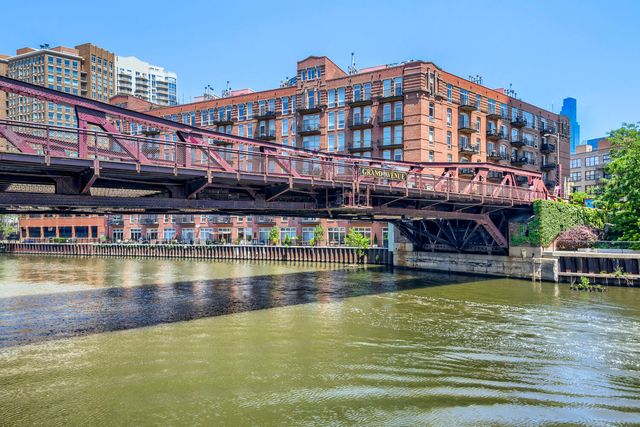 481 N Clinton Street, Chicago, IL 60654