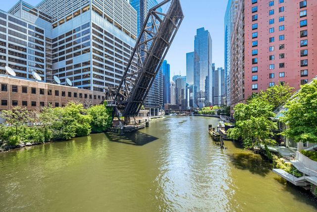 481 N Clinton Street, Chicago, IL 60654