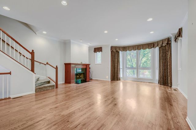481 N Clinton Street, Chicago, IL 60654