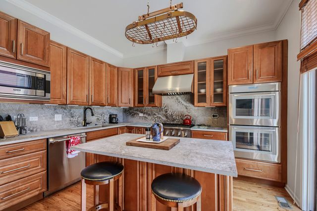 481 N Clinton Street, Chicago, IL 60654