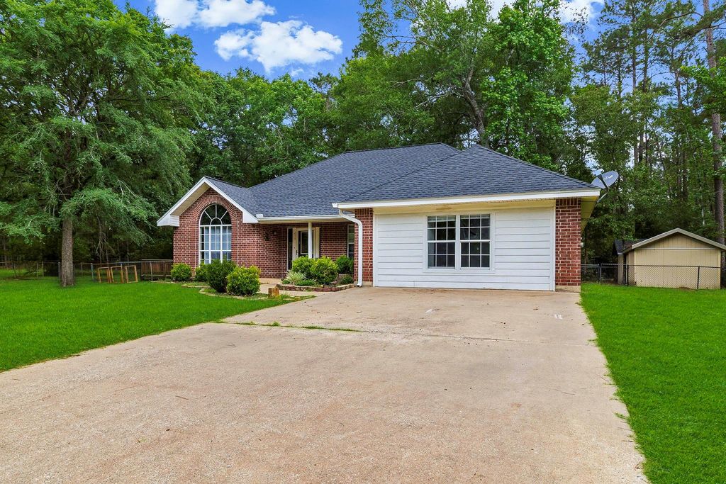 216 N Lake Drive, Livingston, TX 77351