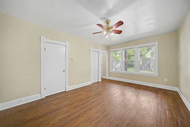 8220 S Houston Avenue, Chicago, IL 60617