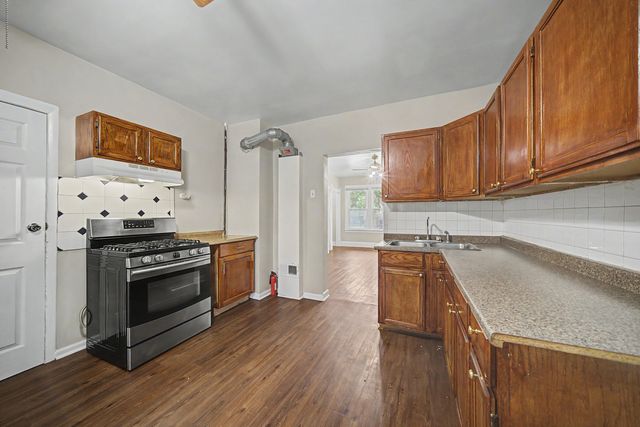 8220 S Houston Avenue, Chicago, IL 60617