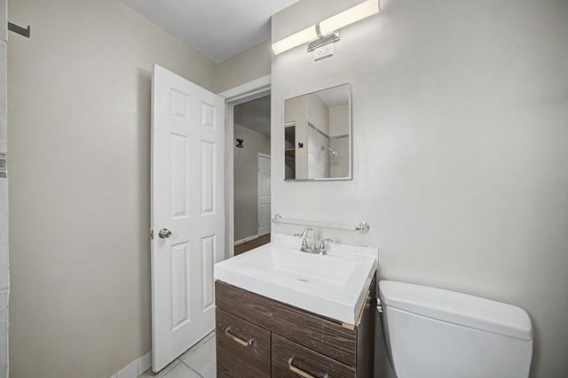 8220 S Houston Avenue, Chicago, IL 60617
