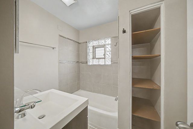 8220 S Houston Avenue, Chicago, IL 60617