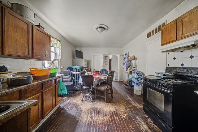 8220 S Houston Avenue, Chicago, IL 60617