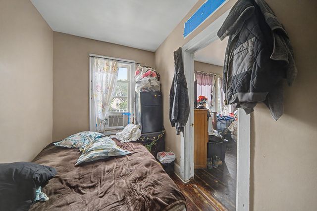 8220 S Houston Avenue, Chicago, IL 60617