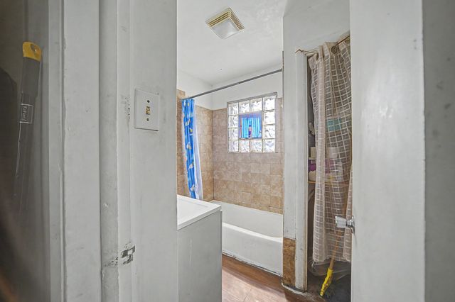 8220 S Houston Avenue, Chicago, IL 60617