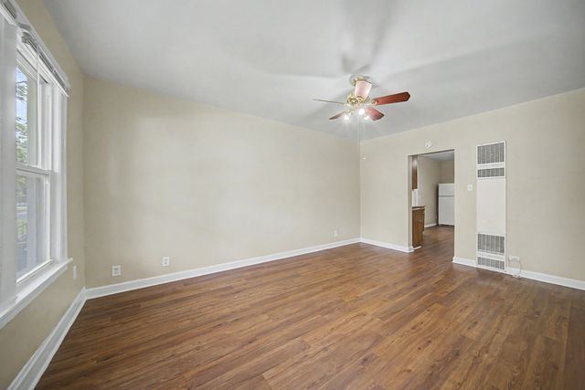 8220 S Houston Avenue, Chicago, IL 60617