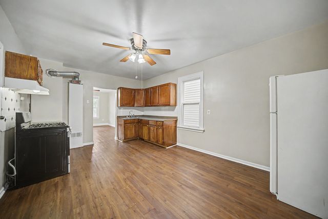 8220 S Houston Avenue, Chicago, IL 60617