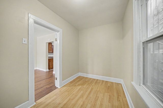 8220 S Houston Avenue, Chicago, IL 60617