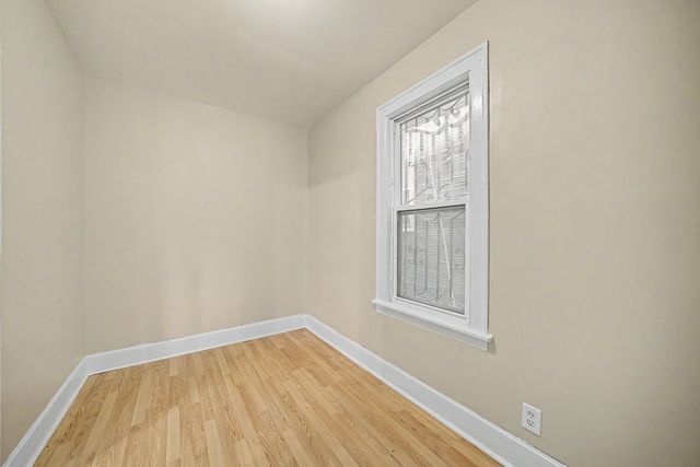 8220 S Houston Avenue, Chicago, IL 60617