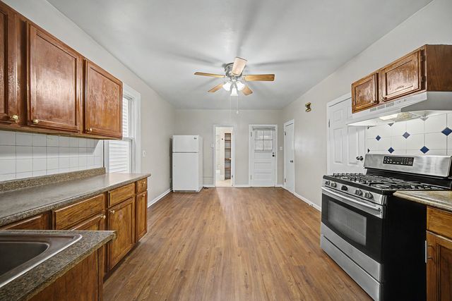 8220 S Houston Avenue, Chicago, IL 60617