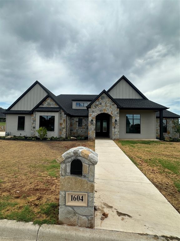 1604 N Mason, Bowie, TX 76230