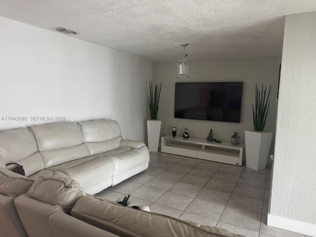 412 W 15th St, Hialeah, FL 33010