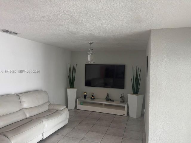 412 W 15th St, Hialeah, FL 33010