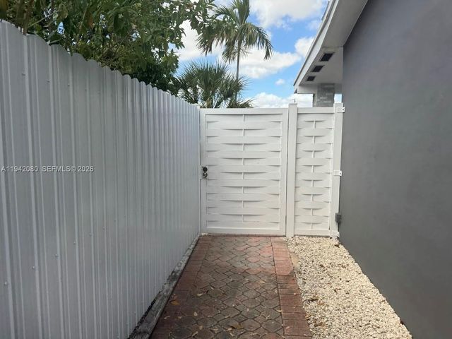 412 W 15th St, Hialeah, FL 33010