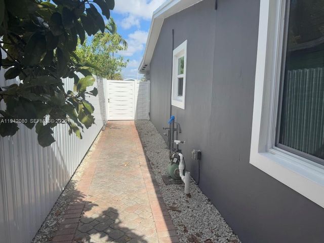 412 W 15th St, Hialeah, FL 33010