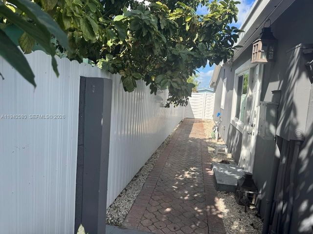 412 W 15th St, Hialeah, FL 33010