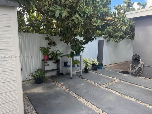 412 W 15th St, Hialeah, FL 33010