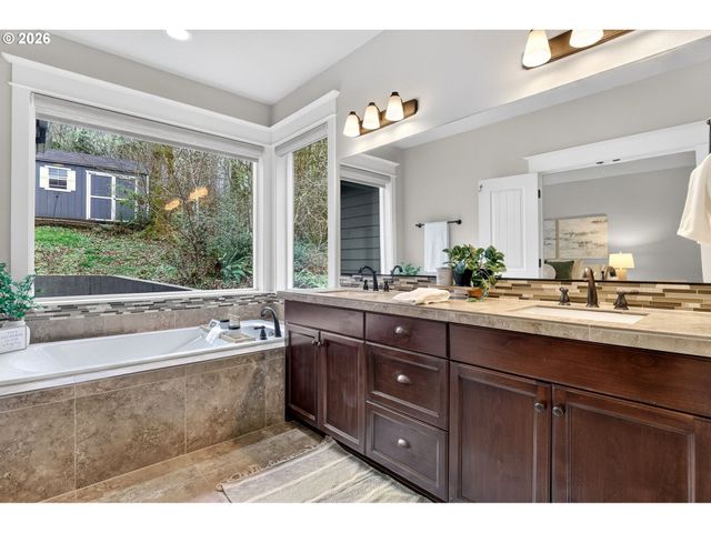 13286 Sw MAPLECREST Ct, Portland, OR 97223