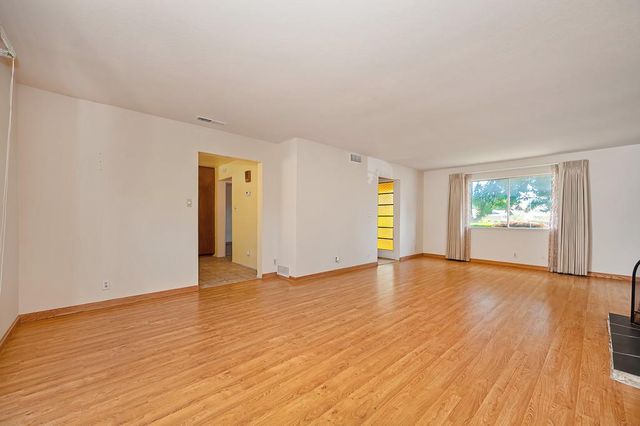 8975 Lanier Way, Sacramento, CA 95826