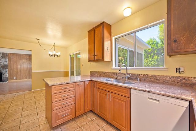 8975 Lanier Way, Sacramento, CA 95826