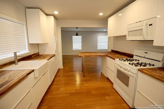 64 Vaughan Pl, San Antonio, TX 78201