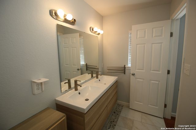 64 Vaughan Pl, San Antonio, TX 78201