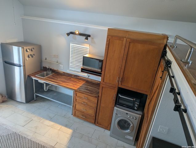 64 Vaughan Pl, San Antonio, TX 78201