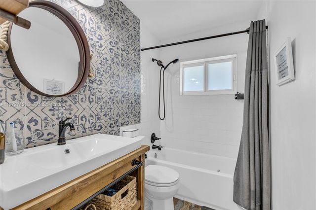 9417 NW 72nd St, Tamarac, FL 33321