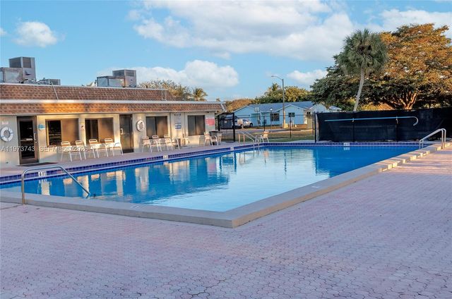 9417 NW 72nd St, Tamarac, FL 33321