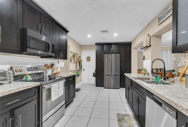 9417 NW 72nd St, Tamarac, FL 33321