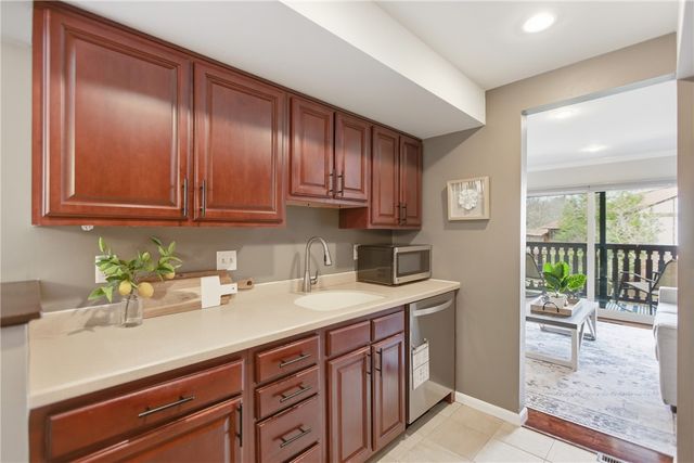 211 Thornberry Dr, Ross Twp, PA 15237