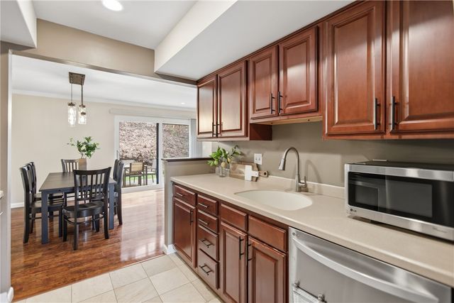 211 Thornberry Dr, Ross Twp, PA 15237