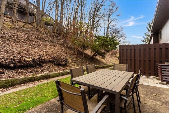 211 Thornberry Dr, Ross Twp, PA 15237