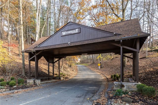 211 Thornberry Dr, Ross Twp, PA 15237