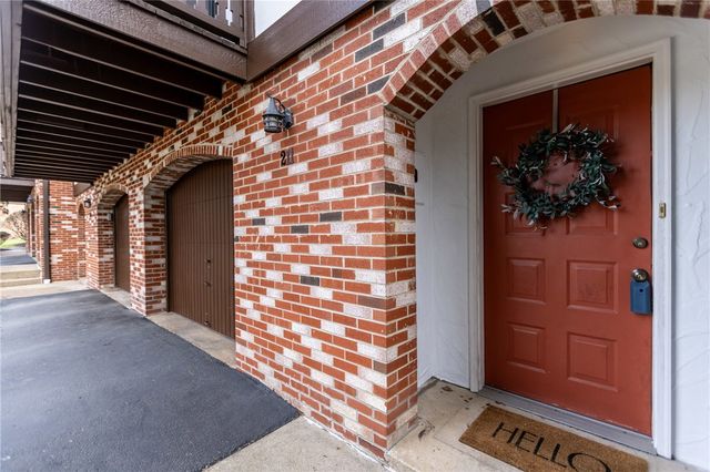 211 Thornberry Dr, Ross Twp, PA 15237