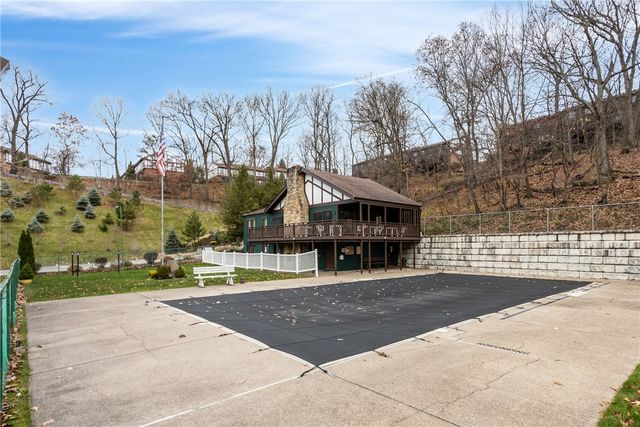 211 Thornberry Dr, Ross Twp, PA 15237