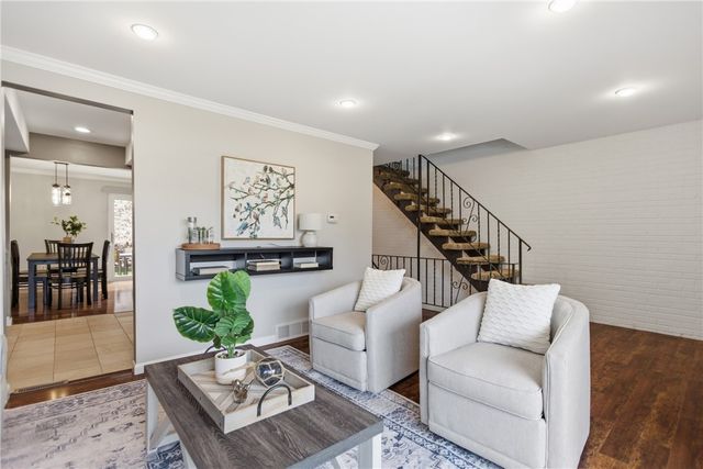 211 Thornberry Dr, Ross Twp, PA 15237