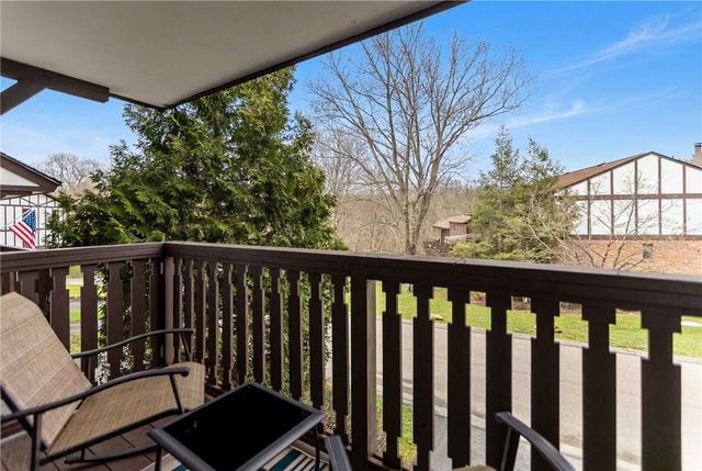 211 Thornberry Dr, Ross Twp, PA 15237