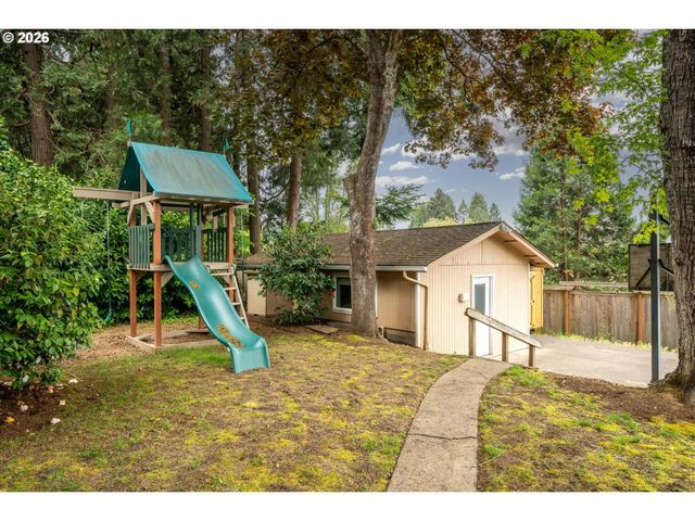 2012 GREINER St, Eugene, OR 97405